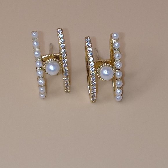 Jewelry - Gold Pearl & Diamond Stud Earring